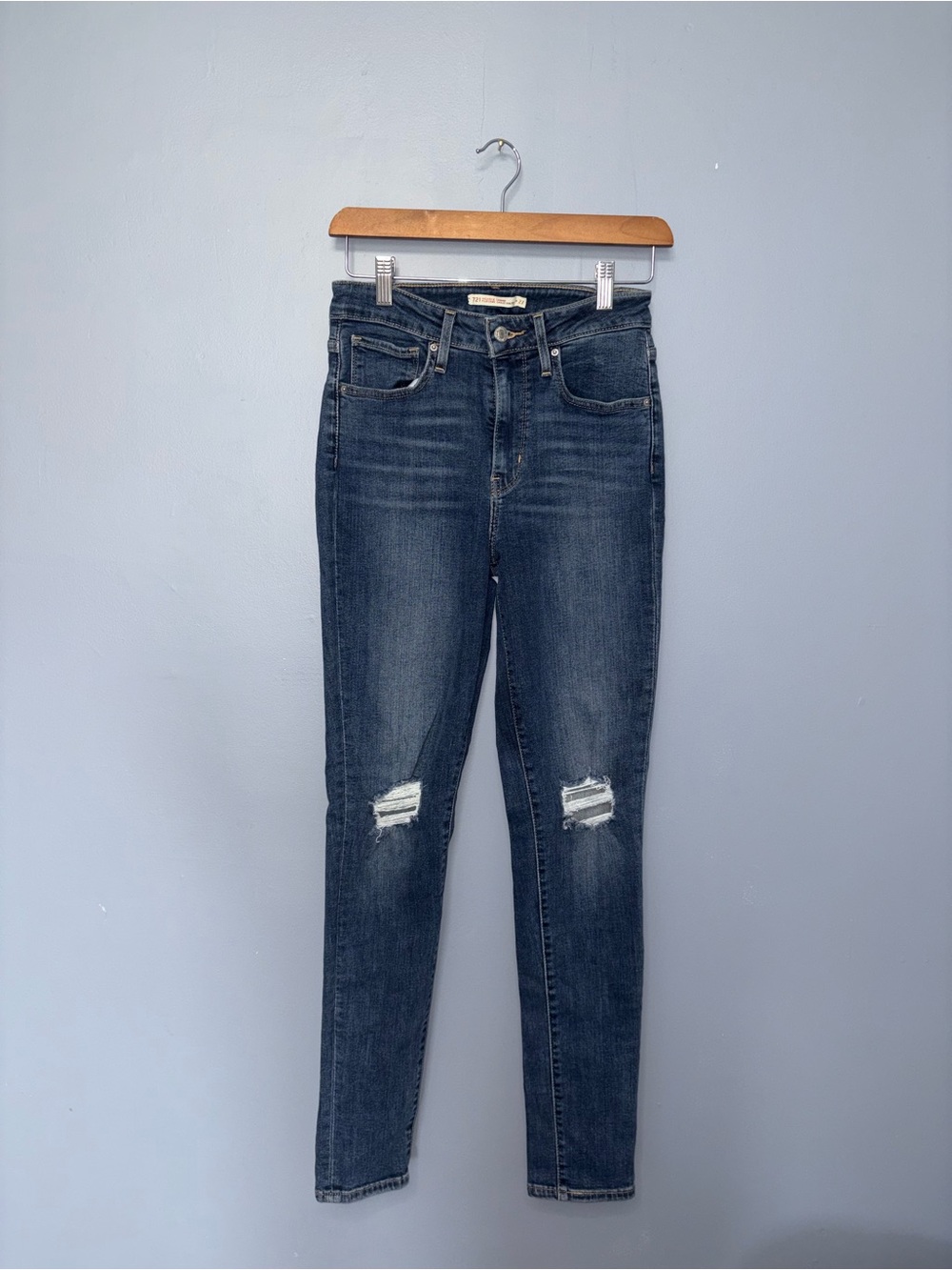 Levi’s • Distressed Jeans
